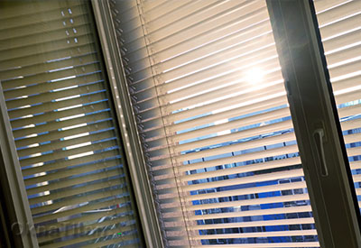 Жалюзи в стеклопакете – это уникальное решение для дизайна и функционала окон и дверей! Позволяет быстро и эффективно защититься от яркого солнца за окном.