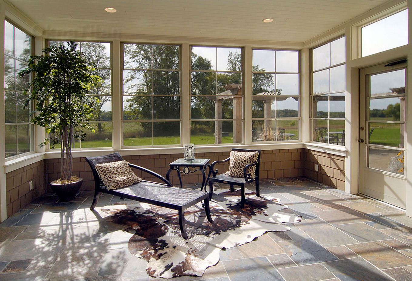 Хорошие окна для террасы – это защита от мороза и ветра, стильный дизайн и возможность отдохнуть с чашечкой чая и прекрасным видом на сад