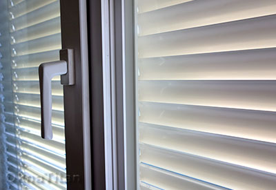 Жалюзи в стеклопакете – это уникальное решение для дизайна и функционала окон и дверей! Позволяет быстро и эффективно защититься от яркого солнца за окном.